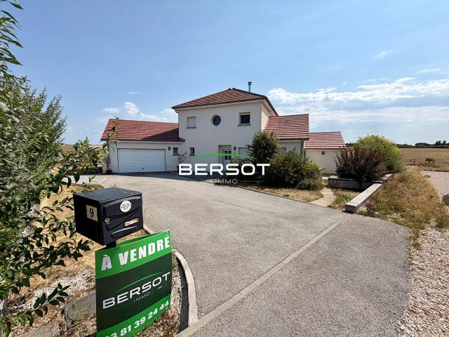 EXCLUSIVITE BERSOT IMMOBILIER Villa contemporaine 145 m2 avec 3 chambres, bureau, terrain de 946 m2 et vue dégagée
