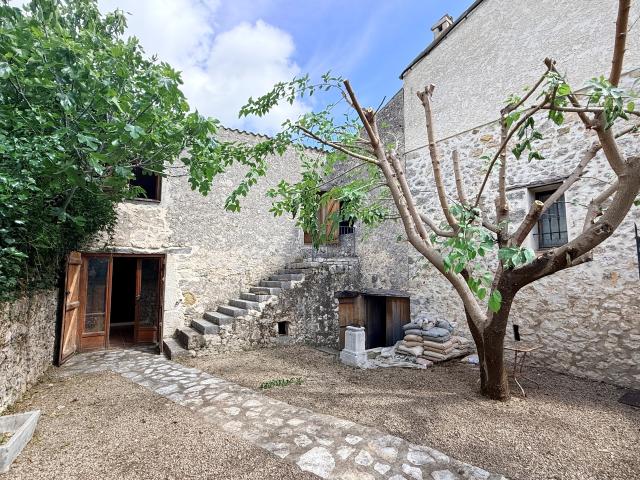 EXCLUSIVITE BOUYON Bergerie en pierre 96m2 env Dépendance 80m2 Jardin 500m2 env. Gros potentiel