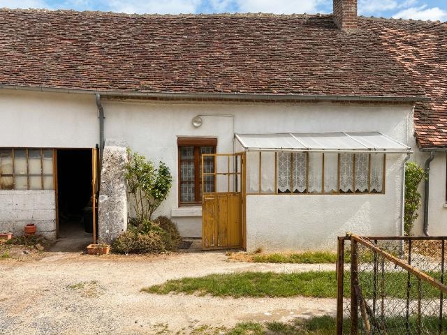 Exclusivité, CANGEY À proximité d’Amboise Maison à rénover avec jardin, dépendance et beau potentiel