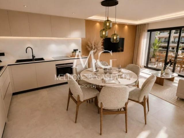 EXCLUSIVITÉ – CANNES CENTRE – APPARTEMENT 4 PIÈCES ENTIÈREMENT RÉNOVÉ AVEC TERRASSES, PARKING ET CAVE