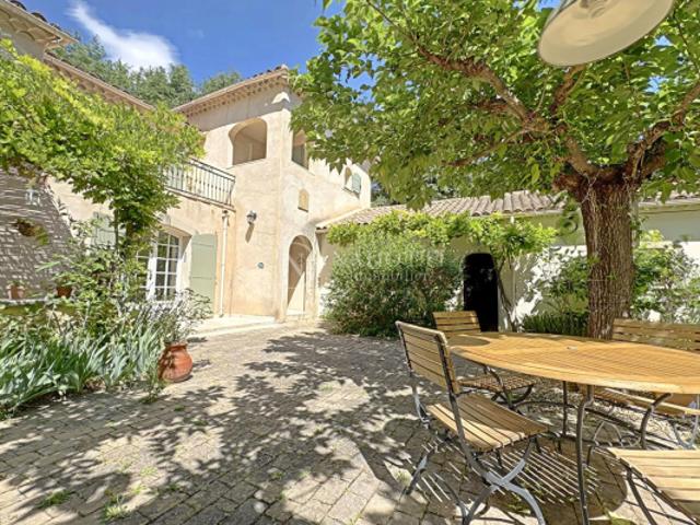 Cadenet Maison de charme avec piscine cadre paisible et privilégié