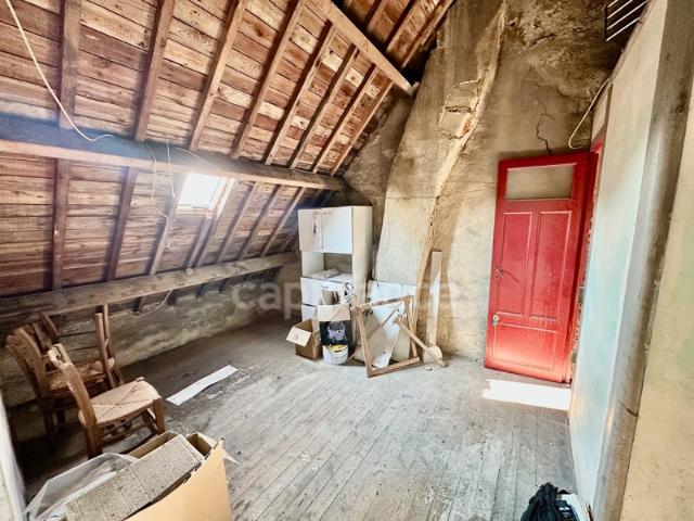 EXCLUSIVITÉ CARHAIX PLOUGUER Appartement à rénover à vendre 2 pièces situé Place de la tour d'Auvergne