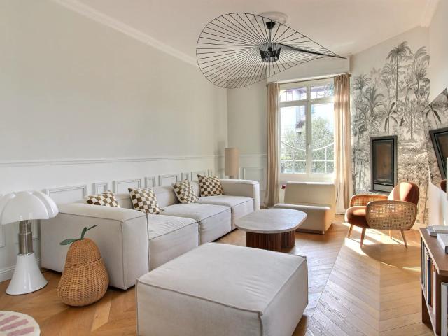 EXCLUSIVITÉ CAUDERAN SUPERBE MAISON FAMILIALE RÉNOVÉE GRAND JARDIN STATIONNEMENTS