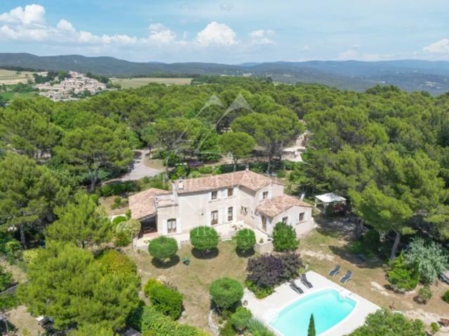 Exclusivité Charmante maison provençale en pierre avec piscine au cœur du Luberon