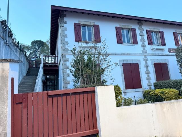 EXCLUSIVITÉ – CIBOURE – APPARTEMENT DE CHARME AVEC COMBLES PRIVATIFS ET PARKING