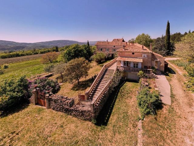 Exclusivité, Domaine de plus de 900 m² de bâtis sur 75 hecta. 409m² Saint Etienne les Orgues