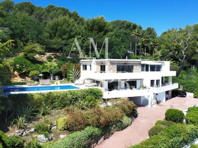 EXCLUSIVITE DOMAINE PRIVÉ SÉCURISÉ – VILLA CONTEMPORAINE D’EXCEPTION – VUE MER PANORAMIQUE DE TOUTES LES PIÈCES