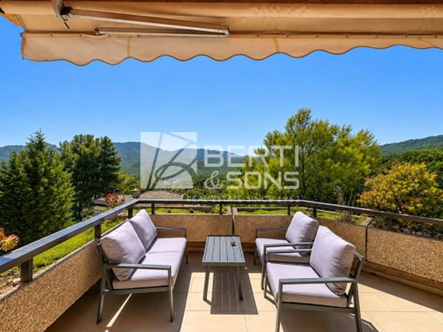 EXCLUSIVITÉ DOMAINE SECURISE 24h/24 PARFAIT ETAT APPARTEMENT DERNIER ETAGE 85m² HABITABLES AVEC TERRASSE SUD/SUD OUEST VUE PANORAMIQUE ESTEREL ET APERCU MER