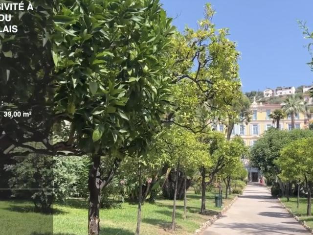 EXCLUSIVITE DROIT AU BAIL En plein centre de Menton Belle visibilité et 2 vitrines Local rénové de 40m2 a