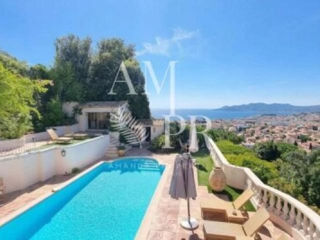 EXCLUSIVITÉ – Élégante Villa Vue Mer au Cœur de la Californie avec Piscine et 6 Chambres