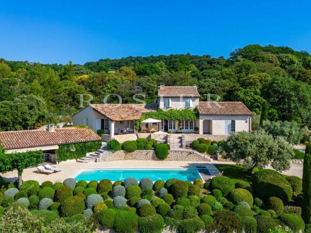 Exclusivité Élégante propriété avec vue panoramique sur le. 248m² Murs