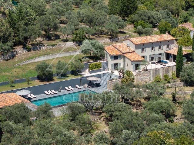 Exclusivité – Élégance intemporelle et panorama grandiose au. 369m² Fayence