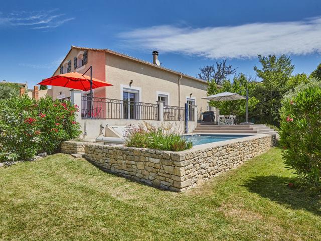 EXCLUSIVITE ERA CAZAN Maison provençale avec vue dégagée, piscine et double garage à Vernègues