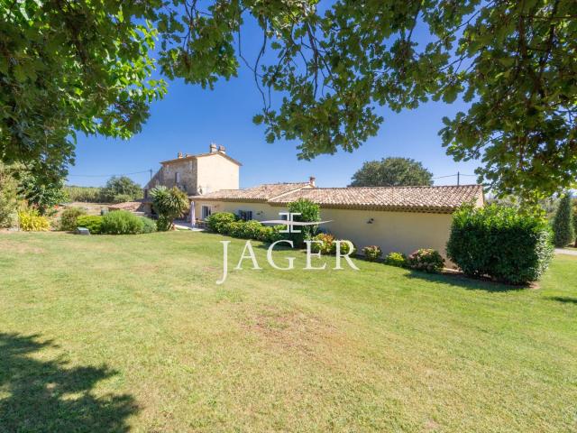 Exclusivité. Exceptionnel ! Propriété en pierre au pied du v. 400m² Grimaud