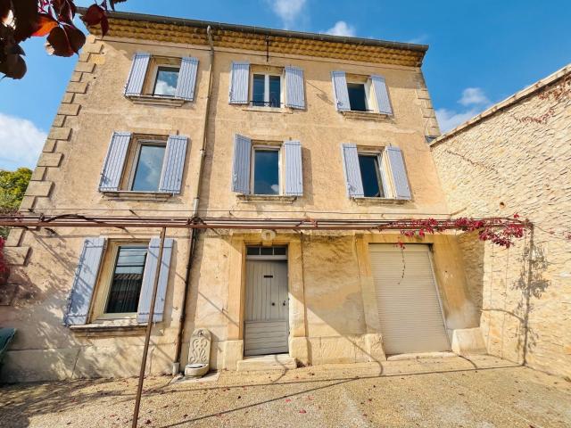 Exclusivite ! Exceptionnelle bâtisse au centre village ! 196m² Saint Saturnin lès Apt