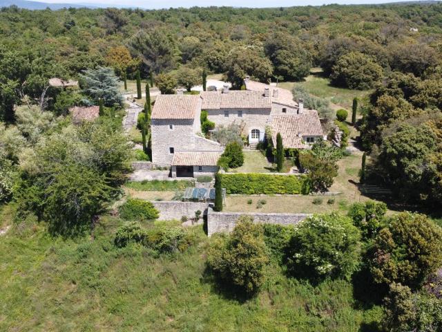 Exclusivité Exceptionnelle Propriete Du Xvii En Pierre 300m² Buoux