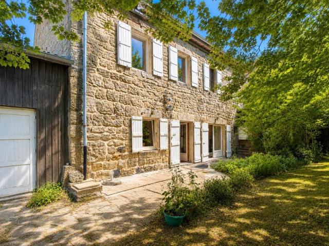EXCLUSIVITÉ FERME EN PIERRES RÉNOVÉE SUR 2 100 M² DE TERRAIN