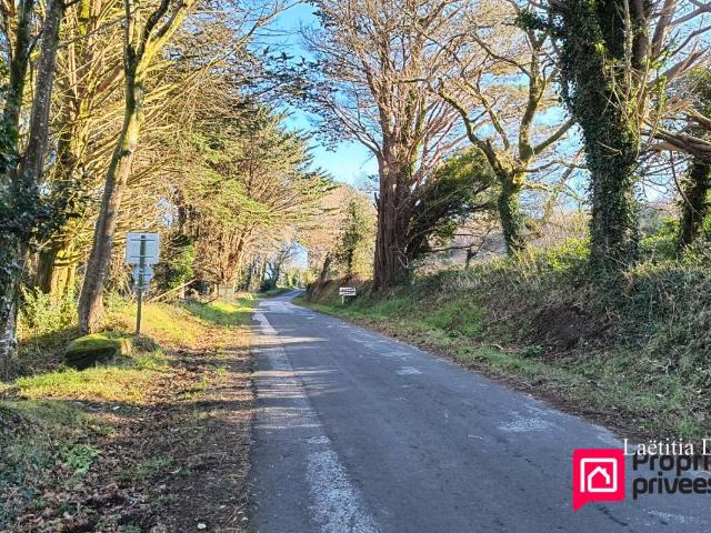 Exclusivité ! Finistère 29180 Locronan. Terrain constructible en partie viabilisé. Libre de constructeur. Vue Mer