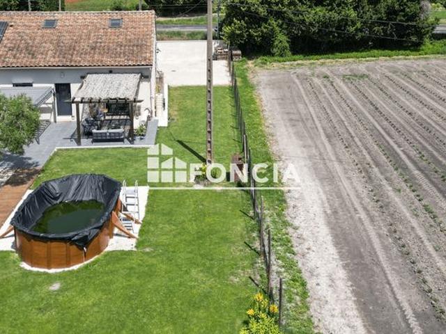 Exclusivité FONCIA, Mas de 138 m2 sur terrain de 700 m2 avec VUE sur les champs de lavande et GARAGE privatif