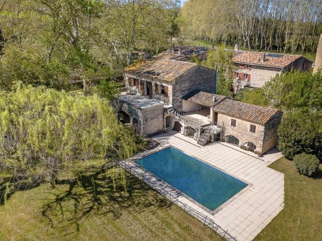 Fuveau Propriété de charme comprenant trois mas en pierres sur un splendide terrain de 17000m² Possibilité chambre d'hôtes