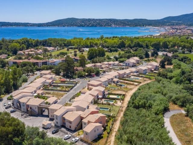 EXCLUSIVITE: Grimaud, à pied de la plage