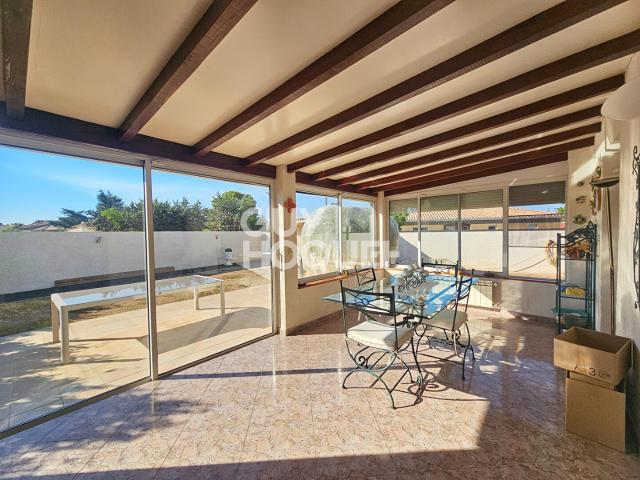 EXCLUSIVITÉ GUY HOQUET Villa 3 chambres avec véranda et ga. 113m² Pépieux