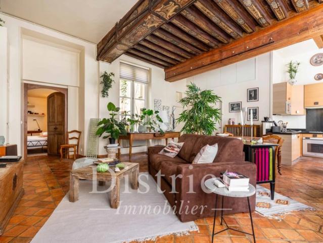 Exclusivité Île Saint Louis Elégant appartement de 72m². Volumes