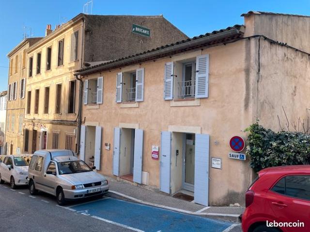 EXCLUSIVITE Immeuble de 450 m², avec garages, au coeur du village de BORMES