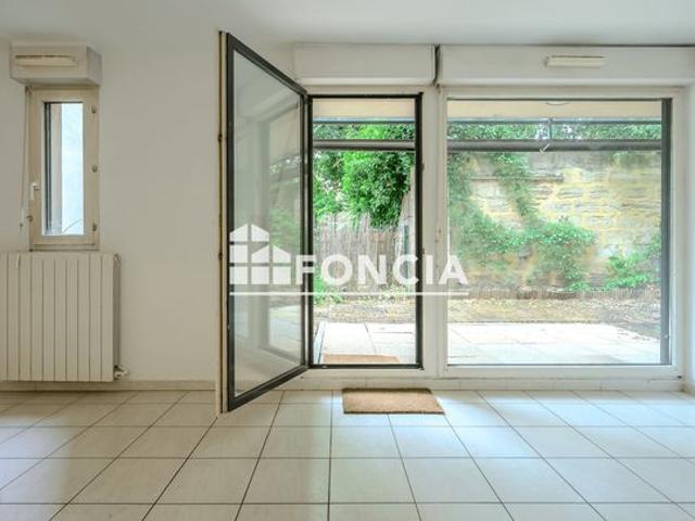 Exclusivité Intra Muros, agréable appartement avec jardin et garage