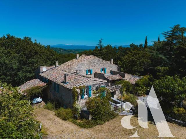 EXCLUSIVITÉ LACOSTE MAS EN PIERRE AVEC PISCINE