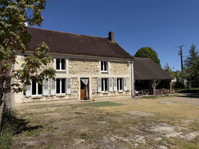 EXCLUSIVITÉ Lindry Fermette avec dépendances et beau potentiel