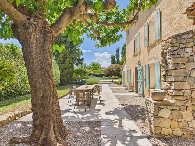 Exclusivité Lorgues Bastide avec piscine et pool house dans un cadre verdoyant à pied du village
