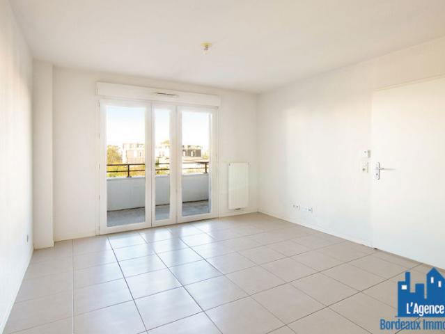 EXCLUSIVITÉ ! LORMONT APPARTEMENT TYPE 2 D'ENVIRON 40 M² AVEC UN BALCON + PLACE DE PARKING. Benoît TREMENT O6 51 26 22 32