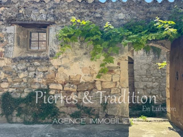 Exclusivité Luberon, Oppède, authentique maison de village en pierre