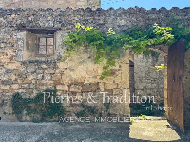 Exclusivité Luberon, Oppède, authentique maison de village en pierre