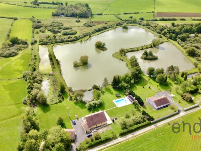 EXCLUSIVITÉ – MAISON 8 PIÈCES AVEC PISCINE ET ÉTANG À ARPENANS 70200