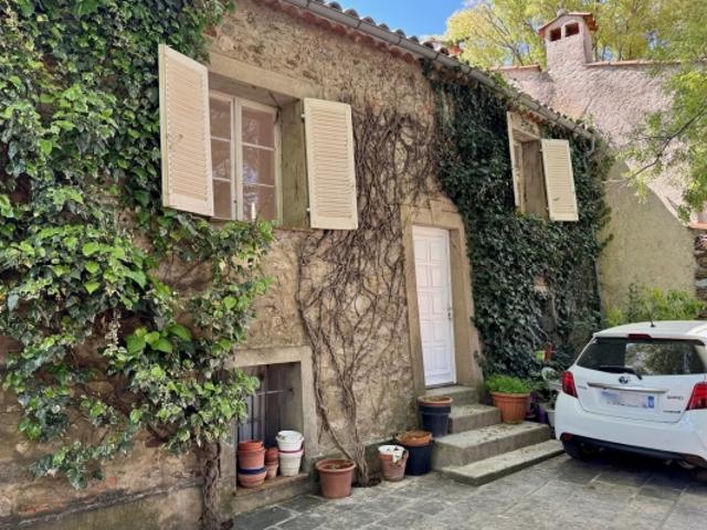 Exclusivité: Maison avec emplacement exceptionnel dans le village de Grimaud
