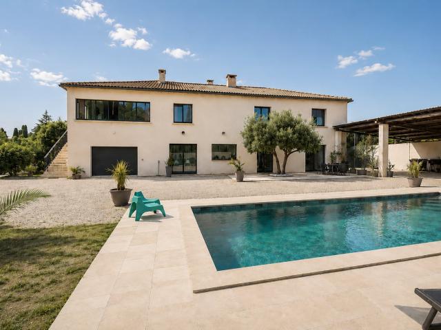 EXCLUSIVITÉ Maison de 240m² entièrement rénovée avec pisci. 241m² Carpentras