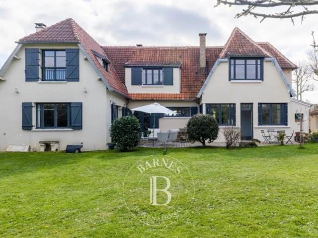 Exclusivité, maison de 272 m² à Saint Nom La Bretèche, terrain de 1187 m², coeur de village