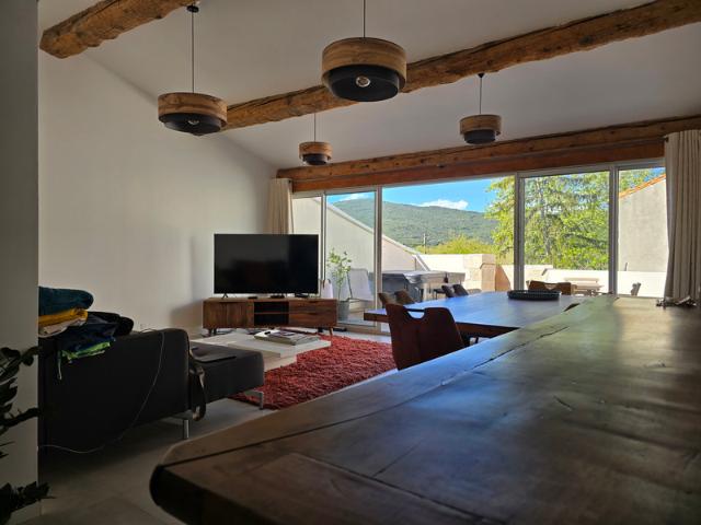 EXCLUSIVITÉ – Maison de caractère rénovée avec terrasse, jacuzzi et grands volumes – Quintillan