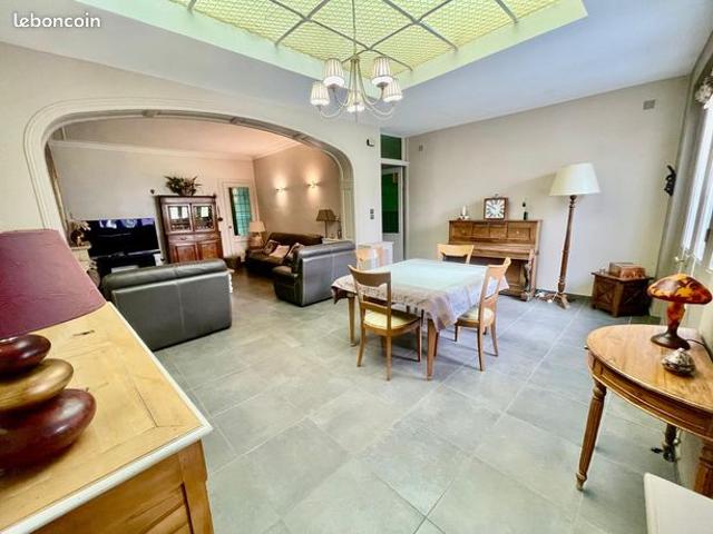 EXCLUSIVITÉ – Maison de caractère 183 m² habitables 228 m² au sol – 5 à 6 chambres – Garage – Jardin – Tourcoing Centre