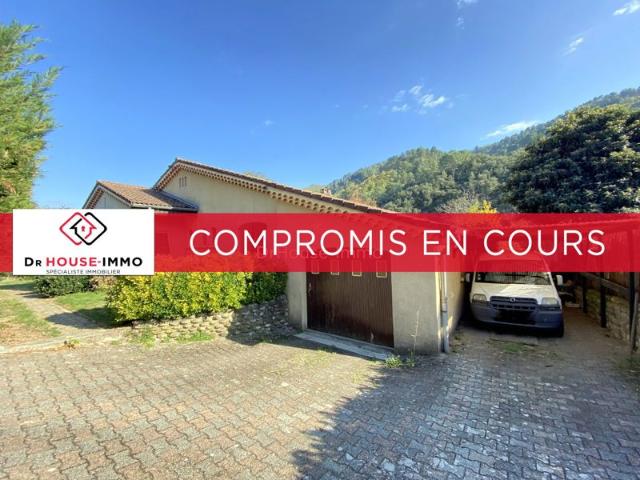 EXCLUSIVITE, Maison de plain pied située entre Vals les Bains et Lalevade d'Ardèche d’environ 148 m² habitables sur un terrain de 1500 m² avec un accès direct et privé via un escalier à la rivière Ardèche