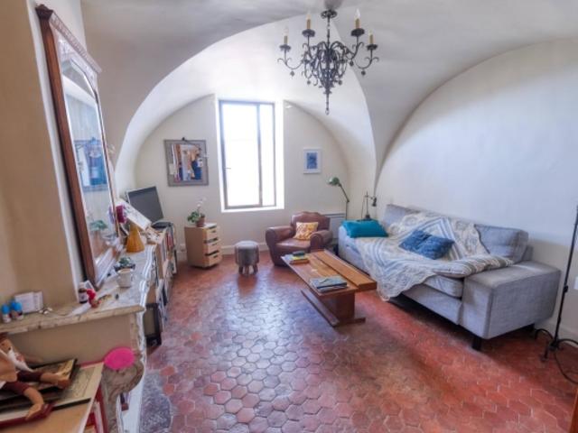 Exclusivité. Maison de village atypique avec studio atelier