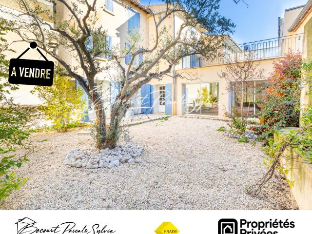 Maison familiale de charme avec cour intime au coeur du village