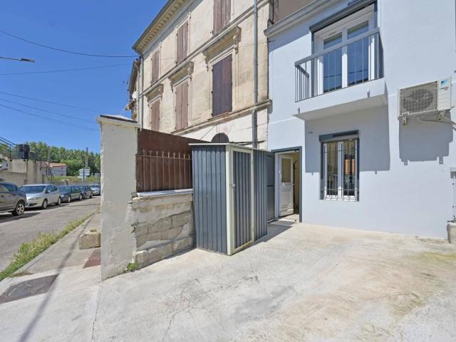 EXCLUSIVITE: Maison de ville de 45 m2 avec cour proche du centr