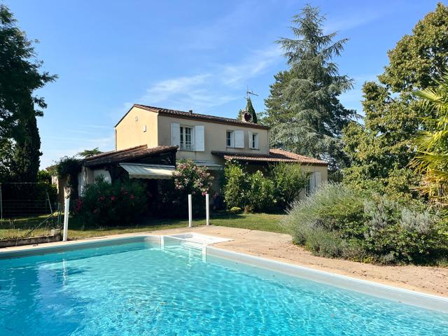 Exclusivité Maison familiale avec piscine à pied des commerces