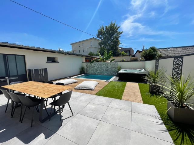 EXCLUSIVITÉ Maison Loft 148 m2 avec Piscine Chauffée, Jacuzzi & Garage Double Secteur Prisé