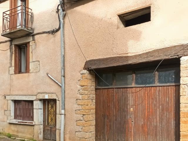 ? EXCLUSIVITÉ – Maison mitoyenne à fort potentiel de 229 m² sur 3 niveaux avec garage – Sellières