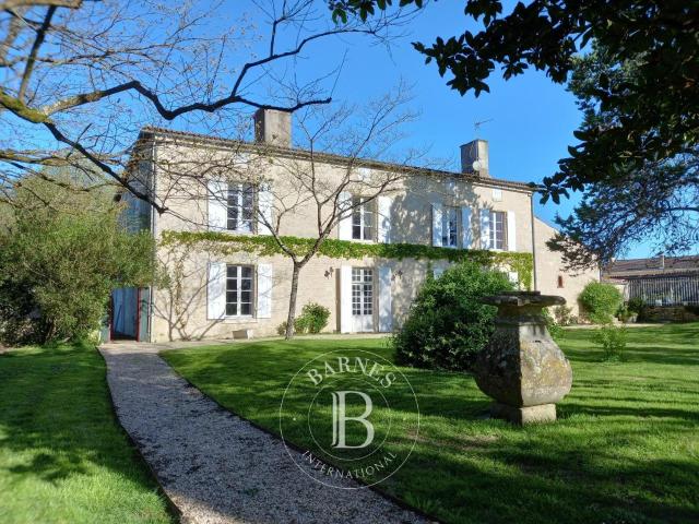 Exclusivité Marais Poitevin Manoir XVIe et XVIIIe de 500. 500m² Niort