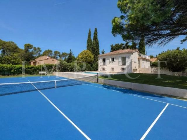 Exclusivité Mougins Villa rénovée Piscine Tennis à vendre